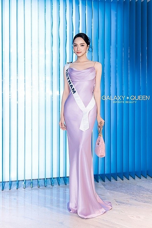 Hương Giang khoe lưng trần gợi cảm ở Miss Universe 2025
