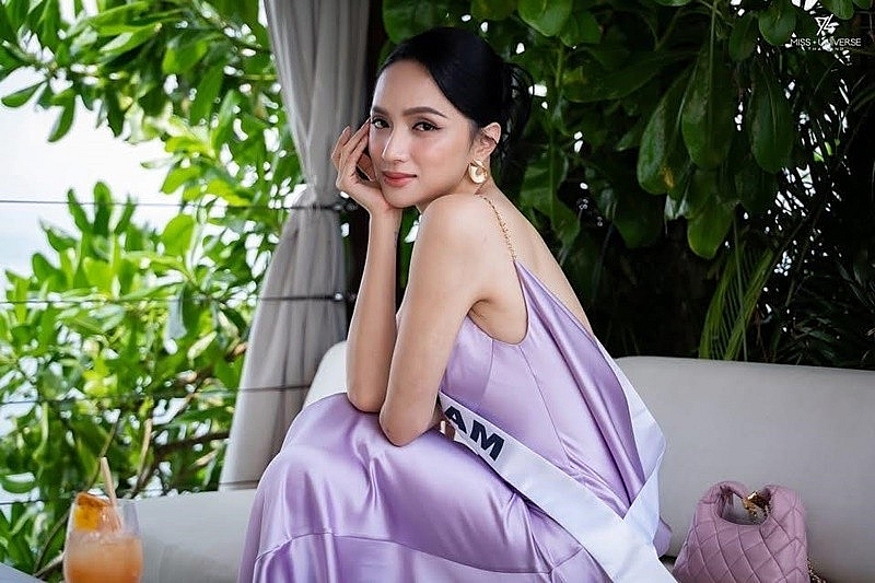 Hương Giang khoe lưng trần gợi cảm ở Miss Universe 2025