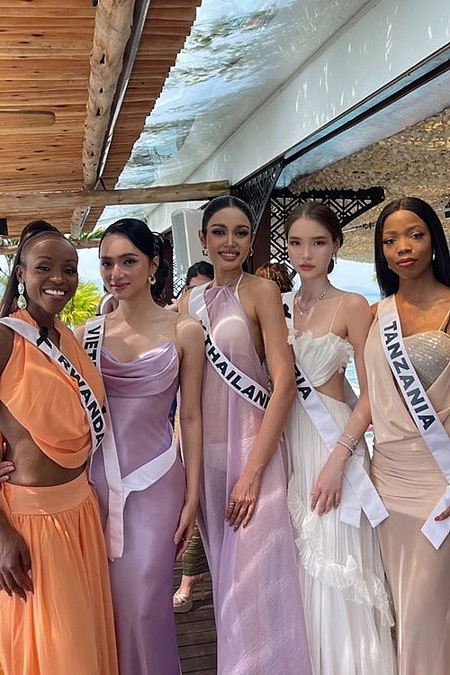 Hương Giang khoe lưng trần gợi cảm ở Miss Universe 2025