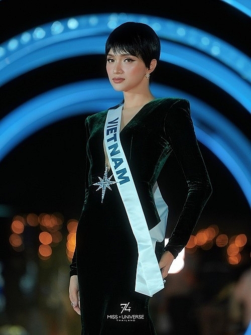 Hương Giang khoe lưng trần gợi cảm ở Miss Universe 2025