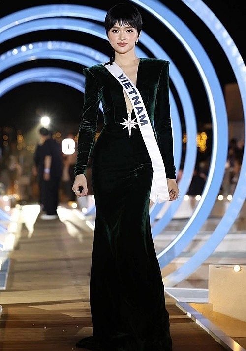 Hương Giang khoe lưng trần gợi cảm ở Miss Universe 2025