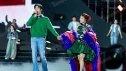 Đen Vâu nắm tay Hoàng Thùy Linh trên sân khấu