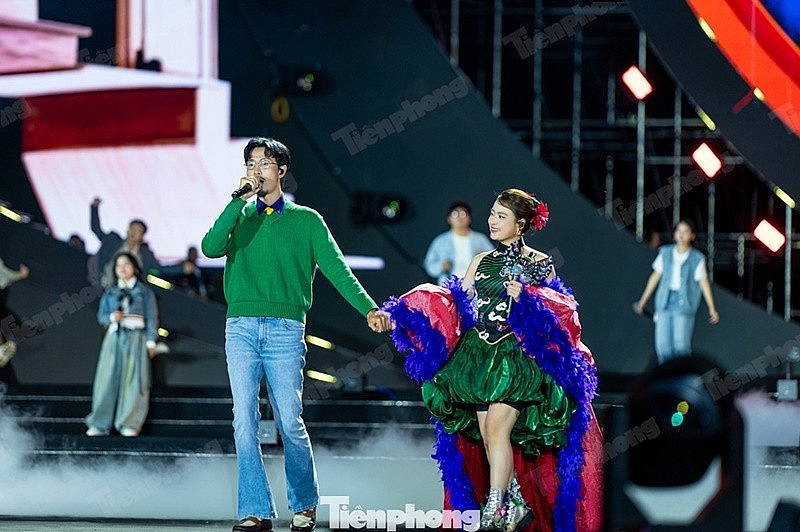 Đen Vâu nắm tay Hoàng Thùy Linh trên sân khấu