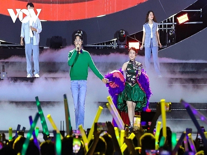 Đen Vâu nắm tay Hoàng Thùy Linh trên sân khấu