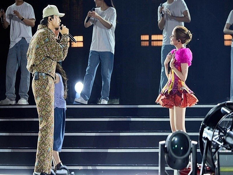 Đen Vâu nắm tay Hoàng Thùy Linh trên sân khấu