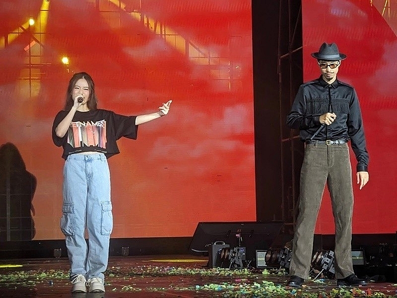 Đen Vâu nắm tay Hoàng Thùy Linh trên sân khấu