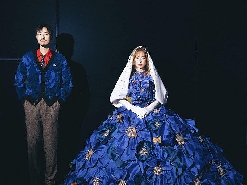 Đen Vâu nắm tay Hoàng Thùy Linh trên sân khấu