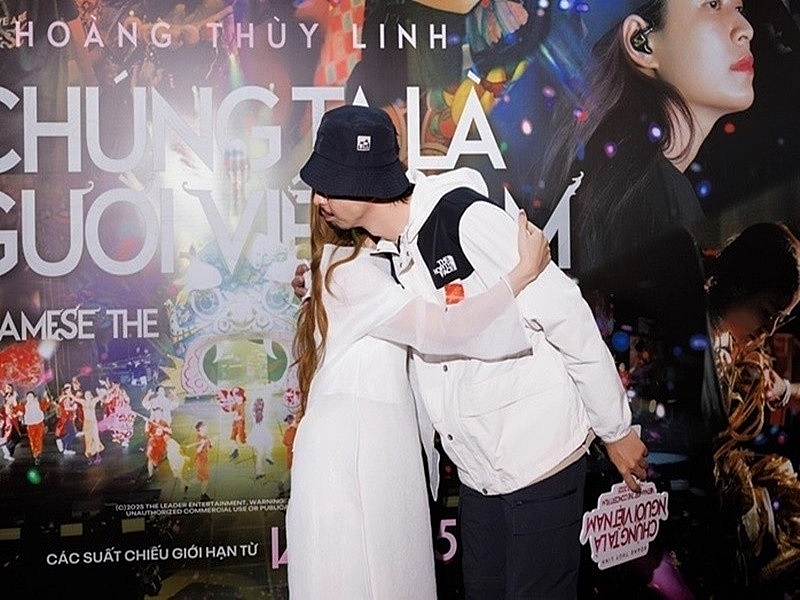 Đen Vâu nắm tay Hoàng Thùy Linh trên sân khấu