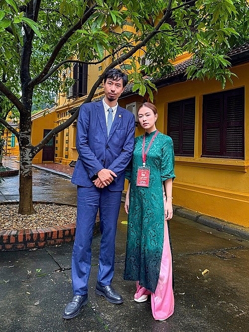 Đen Vâu nắm tay Hoàng Thùy Linh trên sân khấu