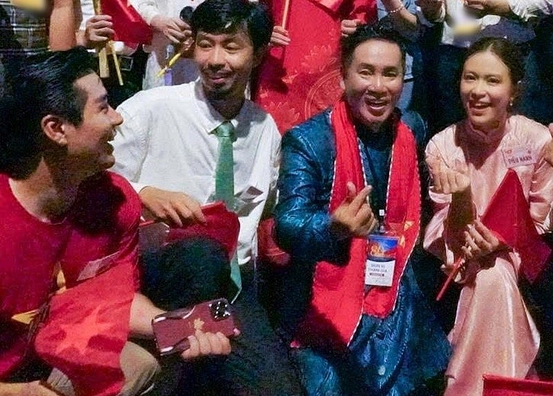 Đen Vâu nắm tay Hoàng Thùy Linh trên sân khấu