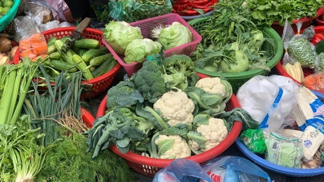 Giá rau xanh tăng mạnh, bà nội trợ "chóng mặt"