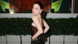 Hồ Ngọc Hà khoe vòng eo, thềm ngực táo bạo trong trang phục ôm sát