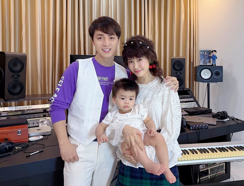 Hôn nhân viên mãn sau 20 năm của vợ chồng ca sĩ Đăng Khôi Hôn nhân viên mãn sau 20 năm của vợ chồng ca sĩ Đăng Khôi