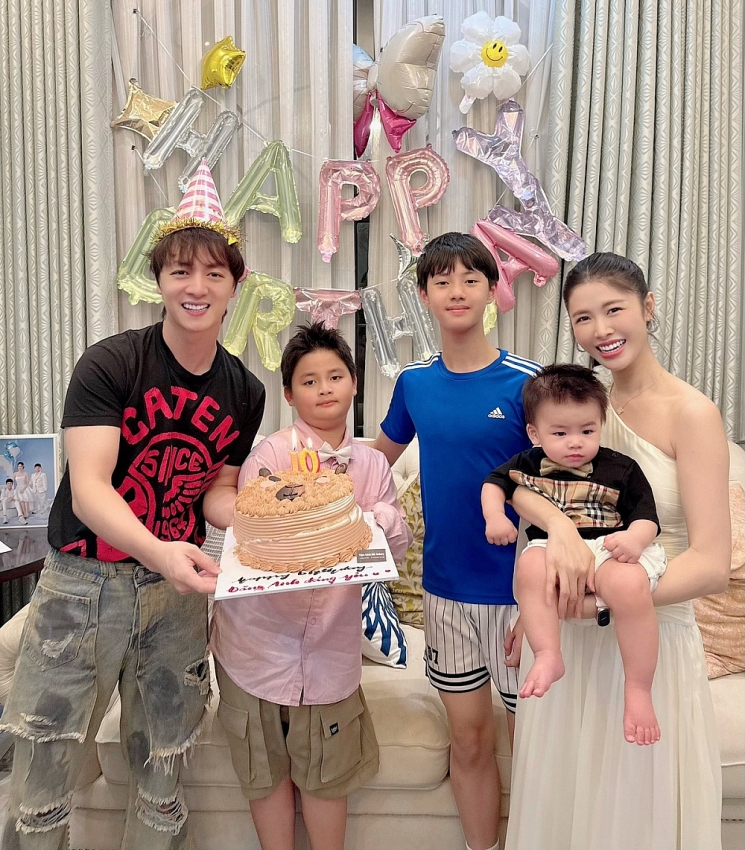 Hôn nhân viên mãn sau 20 năm của vợ chồng ca sĩ Đăng Khôi Hôn nhân viên mãn sau 20 năm của vợ chồng ca sĩ Đăng Khôi