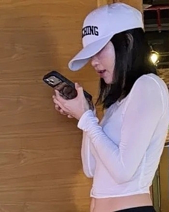 Ngọc Trinh lộ diện qua ảnh thường của trợ lý, tăng 2kg gần đây Ngọc Trinh lộ diện qua ảnh thường của trợ lý, tăng 2kg gần đây