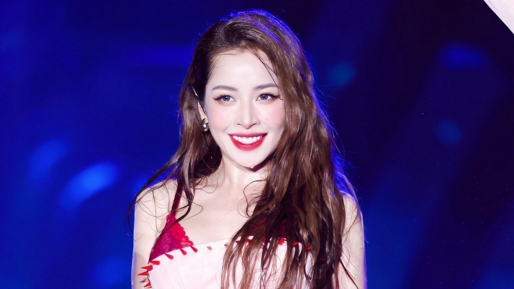 Chi Pu - Tóc Tiên khoe dáng gợi cảm tại nhạc hội Waterbomb