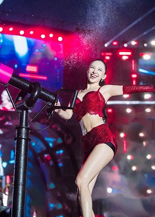 Chi Pu - Tóc Tiên khoe dáng gợi cảm tại nhạc hội Waterbomb Chi Pu - Tóc Tiên khoe dáng gợi cảm tại nhạc hội Waterbomb