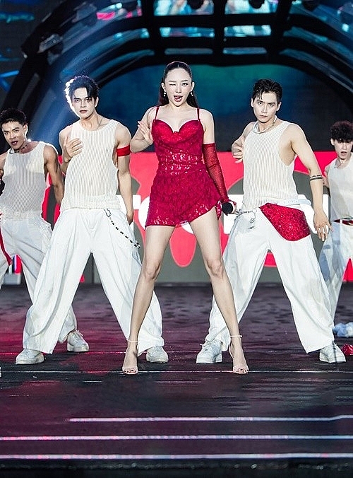 Chi Pu - Tóc Tiên khoe dáng gợi cảm tại nhạc hội Waterbomb Chi Pu - Tóc Tiên khoe dáng gợi cảm tại nhạc hội Waterbomb