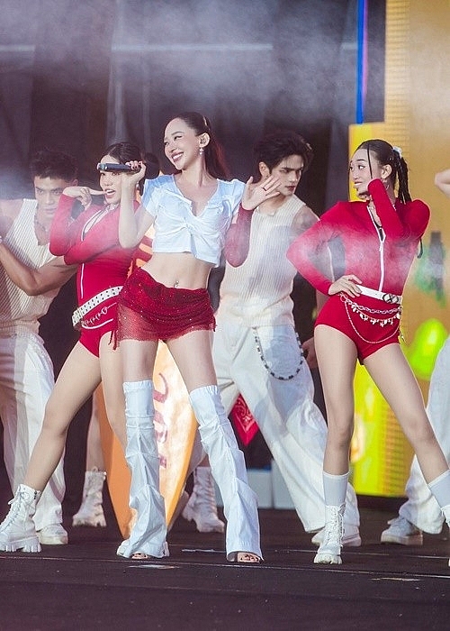 Chi Pu - Tóc Tiên khoe dáng gợi cảm tại nhạc hội Waterbomb Chi Pu - Tóc Tiên khoe dáng gợi cảm tại nhạc hội Waterbomb