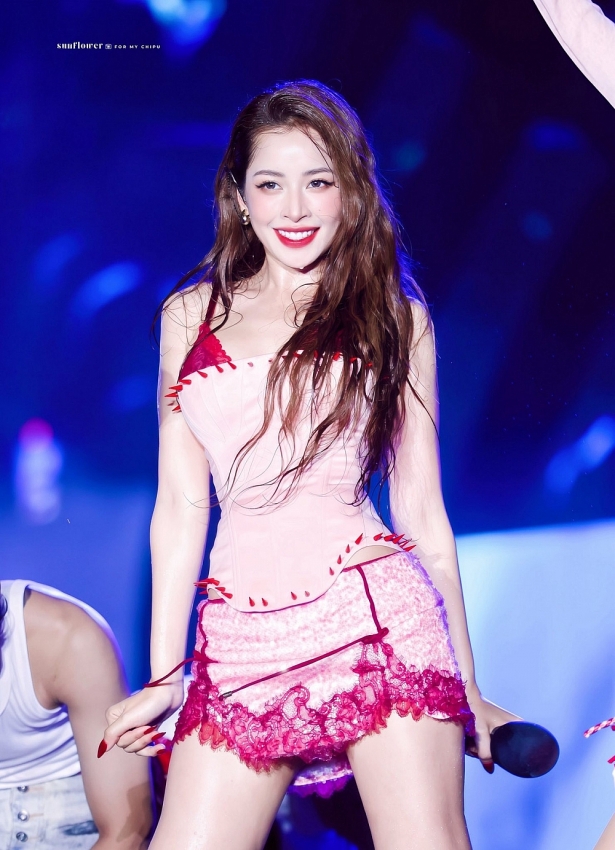 Chi Pu - Tóc Tiên khoe dáng gợi cảm tại nhạc hội Waterbomb Chi Pu - Tóc Tiên khoe dáng gợi cảm tại nhạc hội Waterbomb