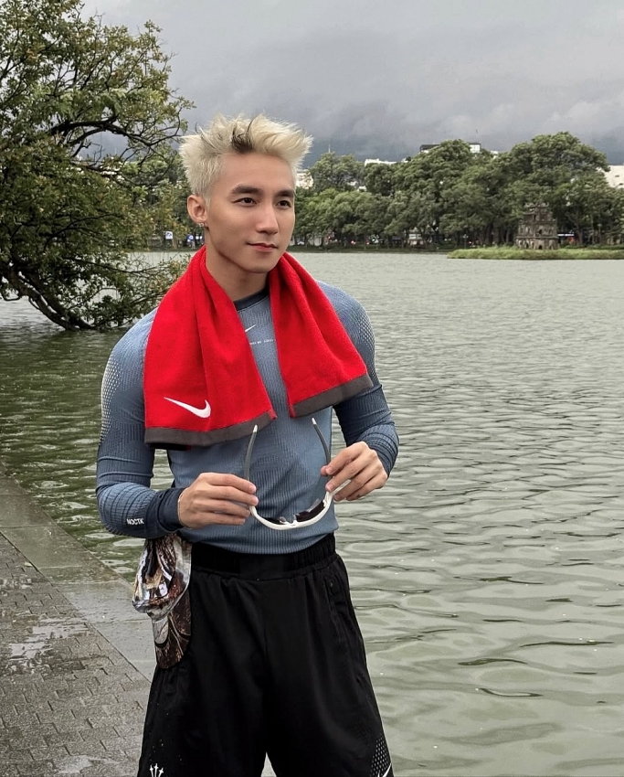 Sơn Tùng M-TP 'đánh úp' fan với loạt khoảnh khắc chạy bộ ở Hồ Gươm