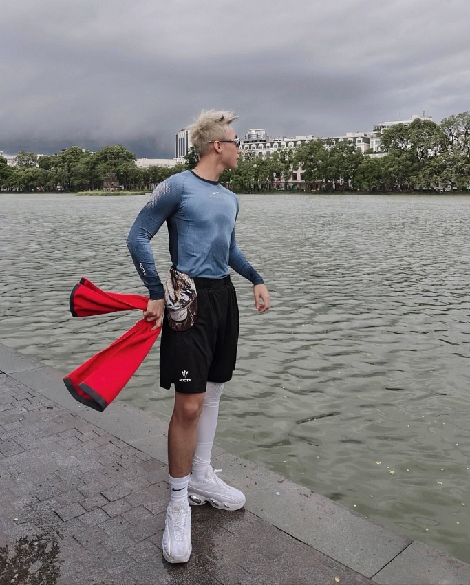 Sơn Tùng M-TP 'đánh úp' fan với loạt khoảnh khắc chạy bộ ở Hồ Gươm