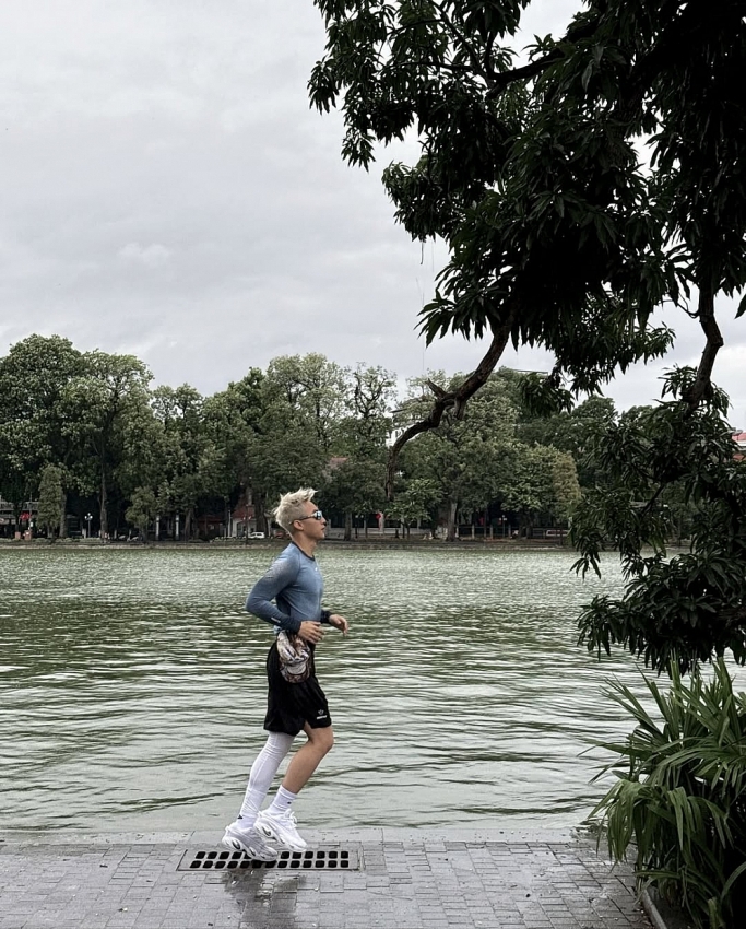 Sơn Tùng M-TP 'đánh úp' fan với loạt khoảnh khắc chạy bộ ở Hồ Gươm