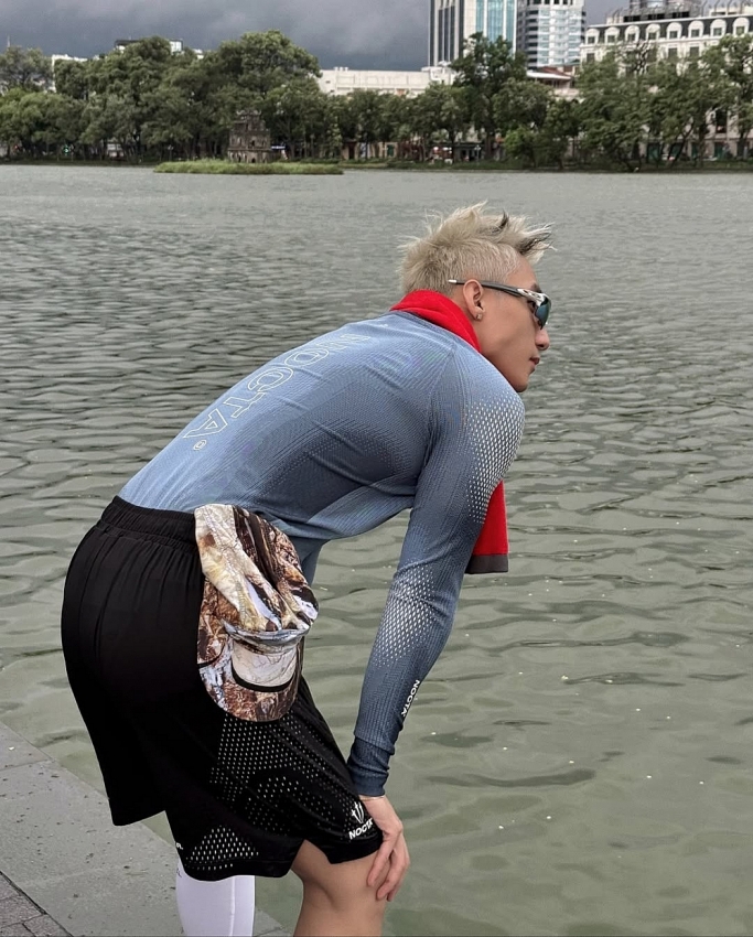 Sơn Tùng M-TP 'đánh úp' fan với loạt khoảnh khắc chạy bộ ở Hồ Gươm