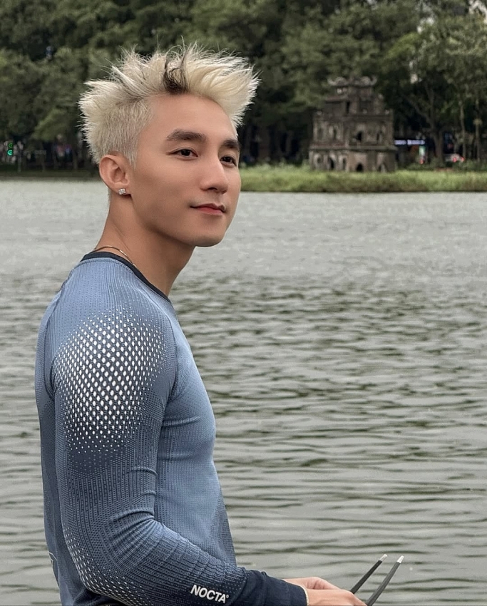 Sơn Tùng M-TP 'đánh úp' fan với loạt khoảnh khắc chạy bộ ở Hồ Gươm