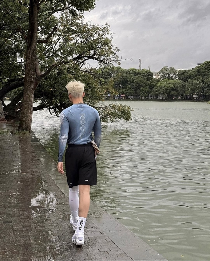 Sơn Tùng M-TP 'đánh úp' fan với loạt khoảnh khắc chạy bộ ở Hồ Gươm