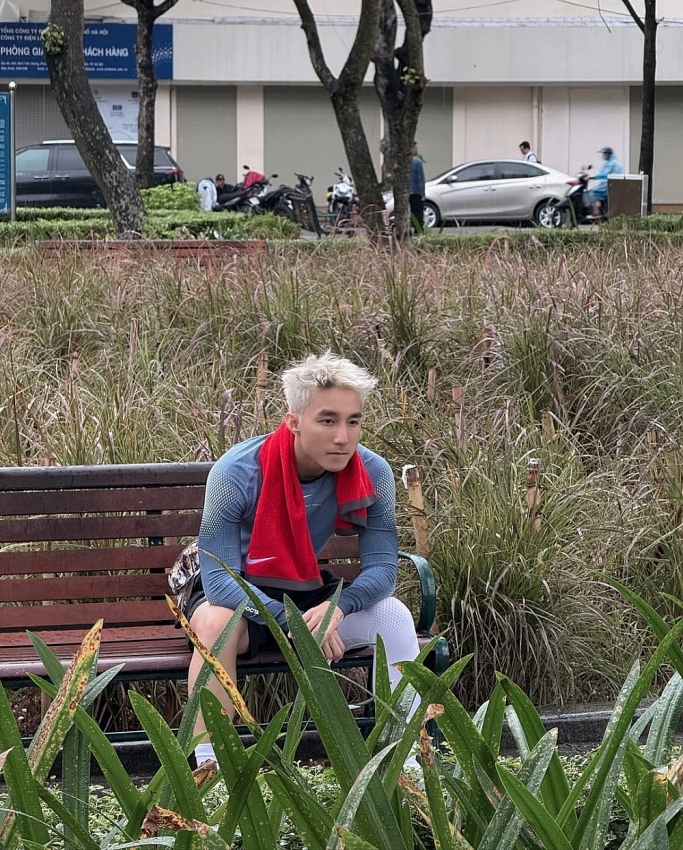 Sơn Tùng M-TP 'đánh úp' fan với loạt khoảnh khắc chạy bộ ở Hồ Gươm