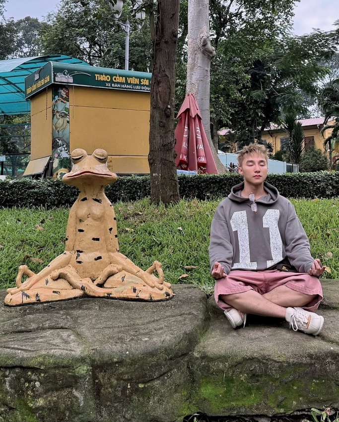 Sơn Tùng M-TP 'đánh úp' fan với loạt khoảnh khắc chạy bộ ở Hồ Gươm