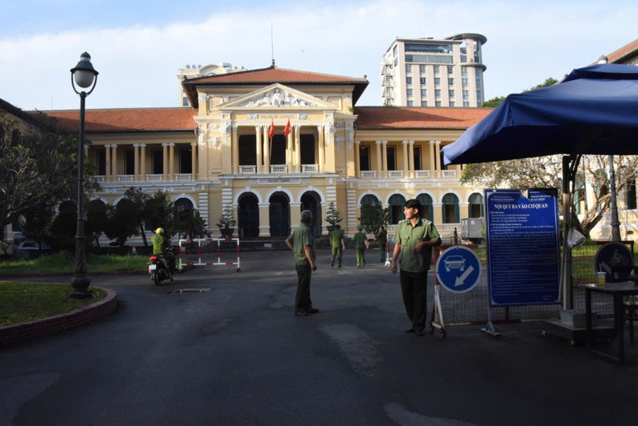 An ninh nghiêm ngặt tại phiên xét xử hoa hậu Thùy Tiên, Quang Linh Vlogs, Hằng Du Mục An ninh nghiêm ngặt tại phiên xét xử hoa hậu Thùy Tiên, Quang Linh Vlogs, Hằng Du Mục