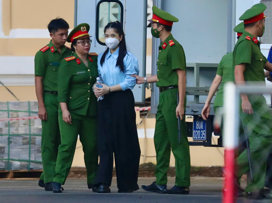 An ninh nghiêm ngặt tại phiên xét xử hoa hậu Thùy Tiên, Quang Linh Vlogs, Hằng Du Mục An ninh nghiêm ngặt tại phiên xét xử hoa hậu Thùy Tiên, Quang Linh Vlogs, Hằng Du Mục