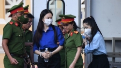 Thuỳ Tiên xuất hiện với chiếc áo màu xanh tại phiên xét xử