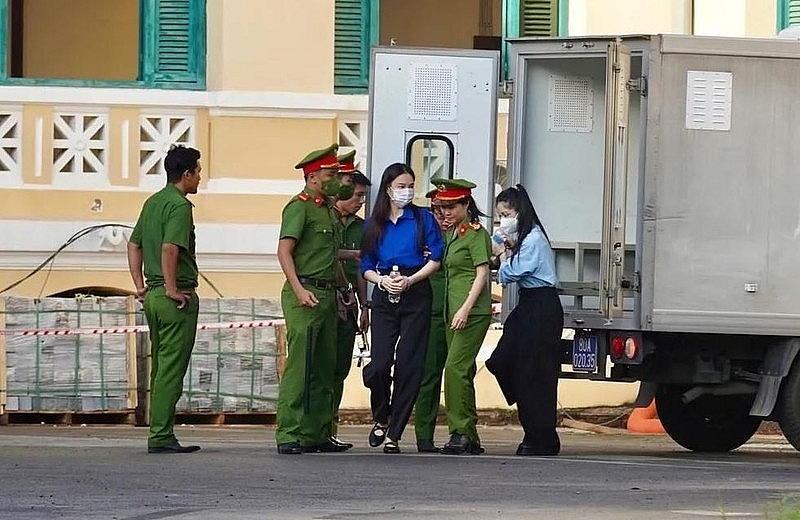 Thuỳ Tiên xuất hiện với chiếc áo màu xanh tại phiên xét xử Thuỳ Tiên xuất hiện với chiếc áo màu xanh tại phiên xét xử