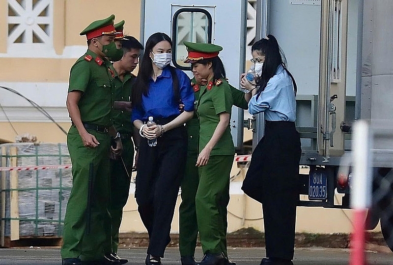 Thuỳ Tiên xuất hiện với chiếc áo màu xanh tại phiên xét xử Thuỳ Tiên xuất hiện với chiếc áo màu xanh tại phiên xét xử