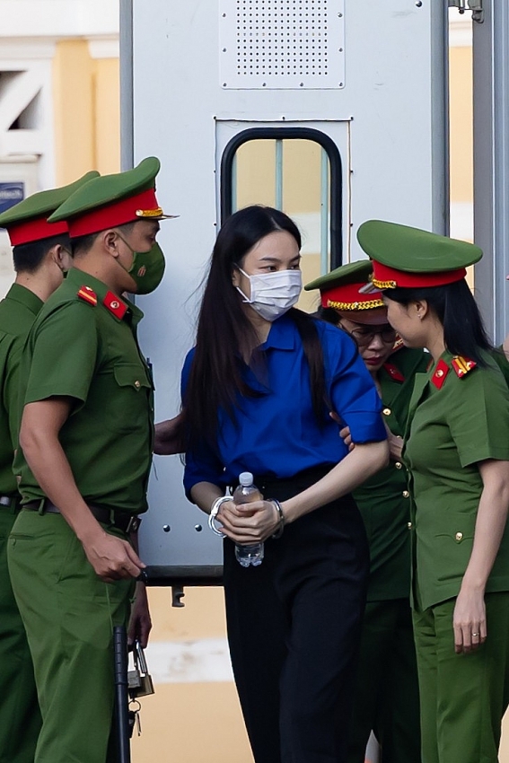 Thuỳ Tiên xuất hiện với chiếc áo màu xanh tại phiên xét xử Thuỳ Tiên xuất hiện với chiếc áo màu xanh tại phiên xét xử