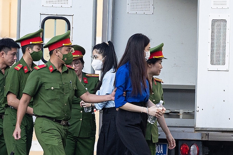 Thuỳ Tiên xuất hiện với chiếc áo màu xanh tại phiên xét xử Thuỳ Tiên xuất hiện với chiếc áo màu xanh tại phiên xét xử