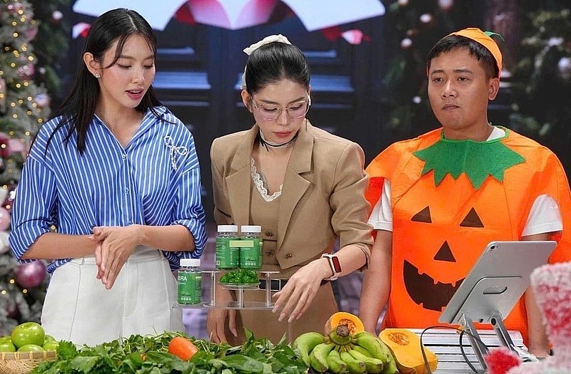 Thuỳ Tiên xuất hiện với chiếc áo màu xanh tại phiên xét xử Thuỳ Tiên xuất hiện với chiếc áo màu xanh tại phiên xét xử