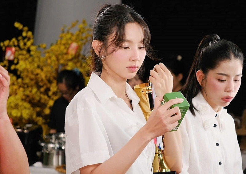 Thuỳ Tiên xuất hiện với chiếc áo màu xanh tại phiên xét xử Thuỳ Tiên xuất hiện với chiếc áo màu xanh tại phiên xét xử