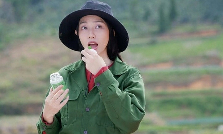 Thuỳ Tiên xuất hiện với chiếc áo màu xanh tại phiên xét xử Thuỳ Tiên xuất hiện với chiếc áo màu xanh tại phiên xét xử