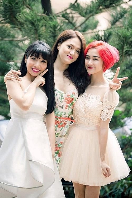 Hòa Minzy viết tâm thư cho Hương Giang trước chung kết Miss Universe 2025