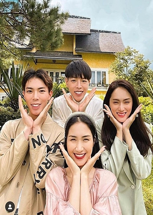 Hòa Minzy viết tâm thư cho Hương Giang trước chung kết Miss Universe 2025