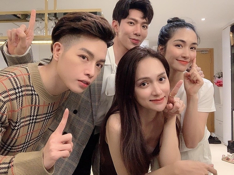 Hòa Minzy viết tâm thư cho Hương Giang trước chung kết Miss Universe 2025