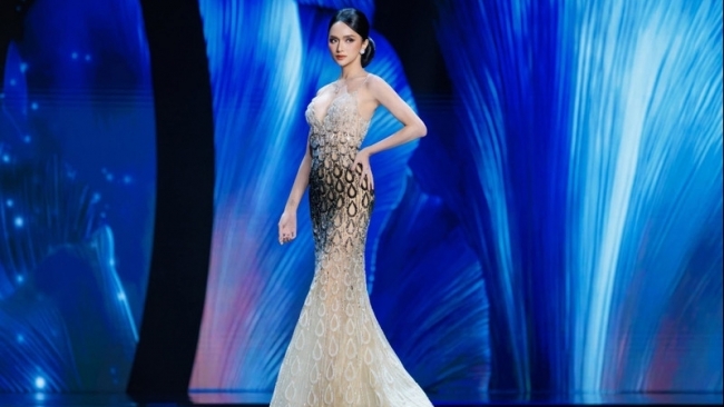 Hương Giang đầy thần thái, vấp tranh cãi trong bộ đầm dạ hội tại Miss Universe
