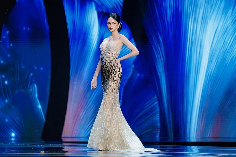 Hương Giang đầy thần thái, vấp tranh cãi trong bộ đầm dạ hội tại Miss Universe
