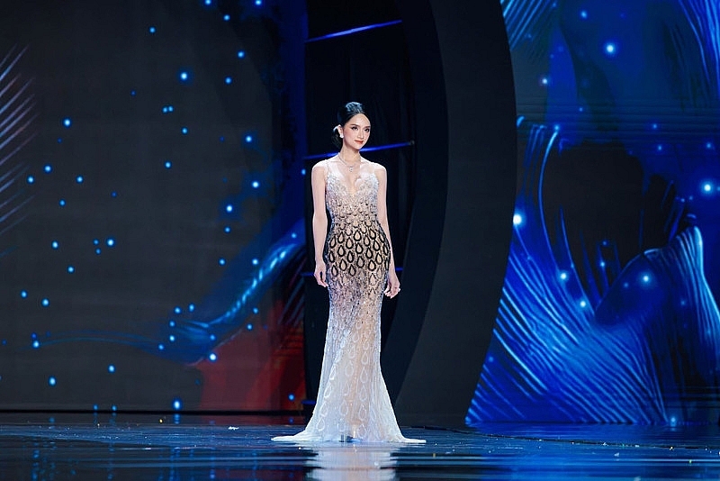 Hương Giang đầy thần thái, vấp tranh cãi trong bộ đầm dạ hội tại Miss Universe
