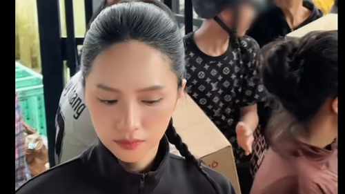 Hoàng Thùy - Hương Giang đi trao quà cho người dân vùng lũ