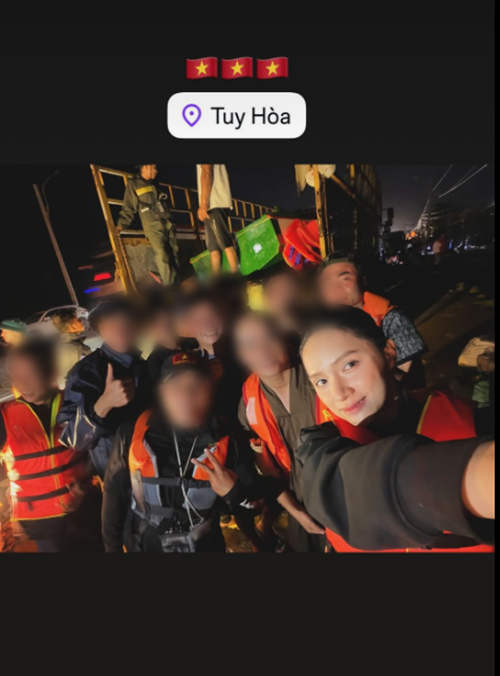 Hoàng Thùy - Hương Giang đi trao quà cho người dân vùng lũ Hoàng Thùy - Hương Giang đi trao quà cho người dân vùng lũ